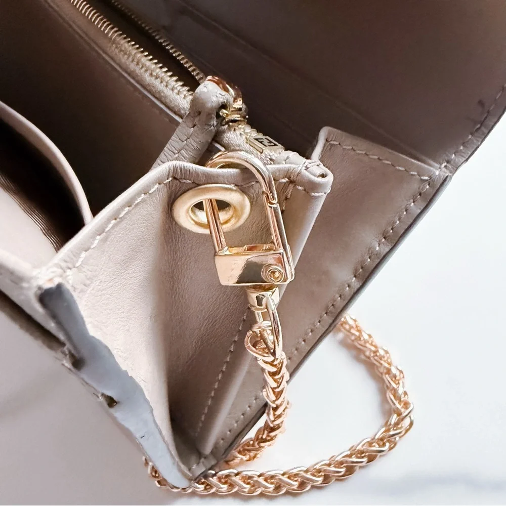 Fendi wallet on chain - Picture 8 of 12